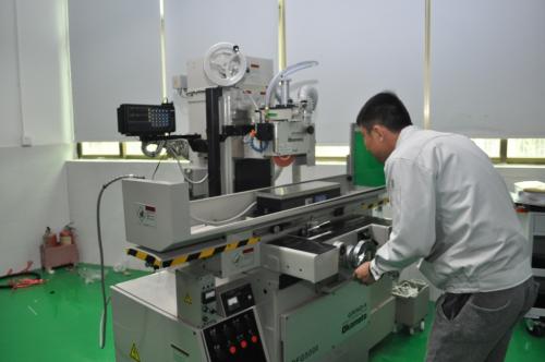 注塑模具滑塊（kuài）壓板和耐磨塊的油槽設計要求