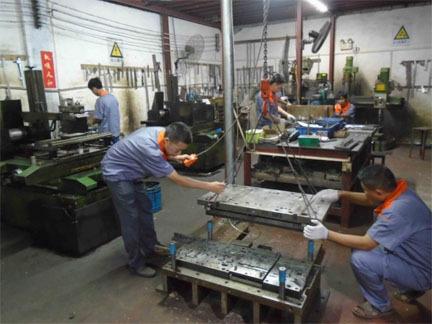 塑膠注塑模具擺杆（gǎn）先複位機構